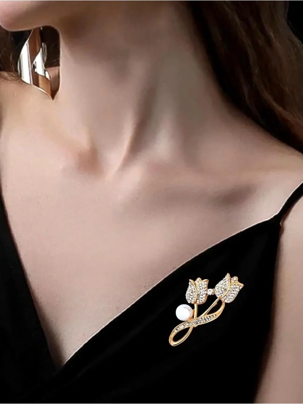 Rhinestone Flower Brooch Pin – Elegant Gold Tone ✨